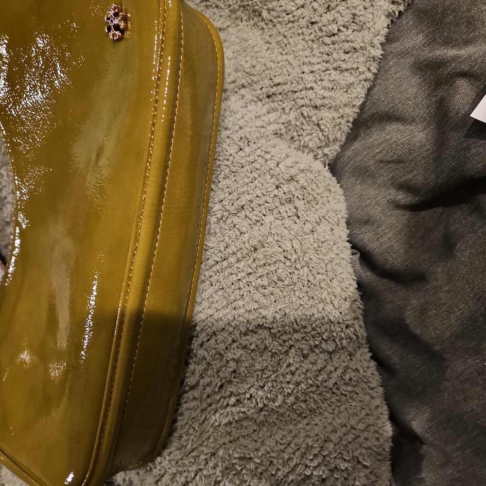 Tory Burch Mercer Patent Crescent Bag in 🍐 - Picture 5 of 10